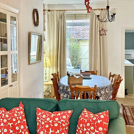 Holiday home Nunmill Nest By Bishy Road With Free Parking *